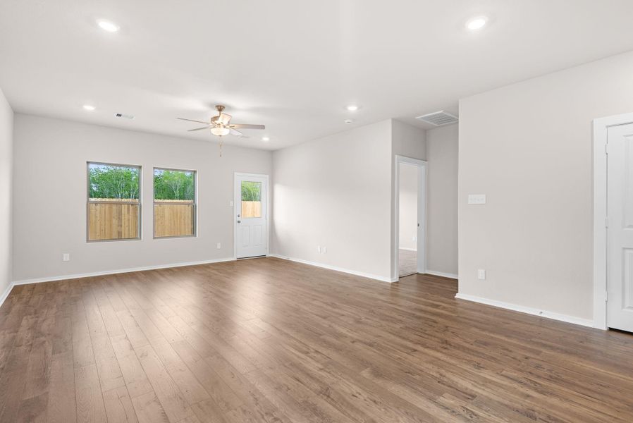 Spacious, unfurnished interior of a new home in Laurel Landing, Alvin (Image 14).