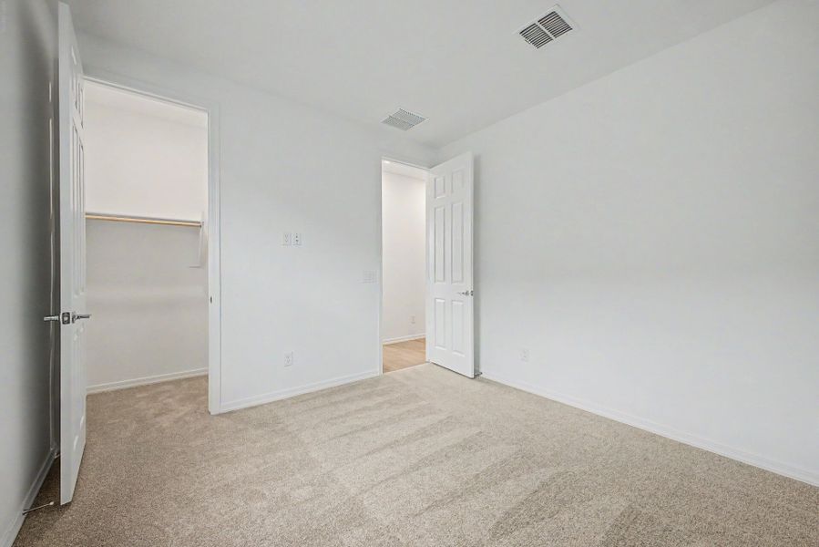Spacious, unfurnished interior of a new home in Bella Vista Farms, San Tan Valley (Image 13).