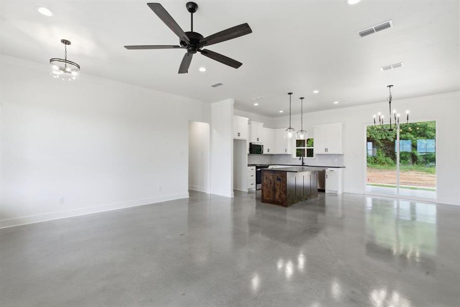 Spacious, unfurnished interior of a new home in , Weatherford (Image 17).