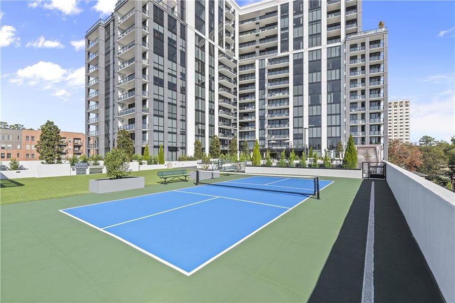 Condo located in Atlanta, GA showcasing its design and architecture (Image 32).