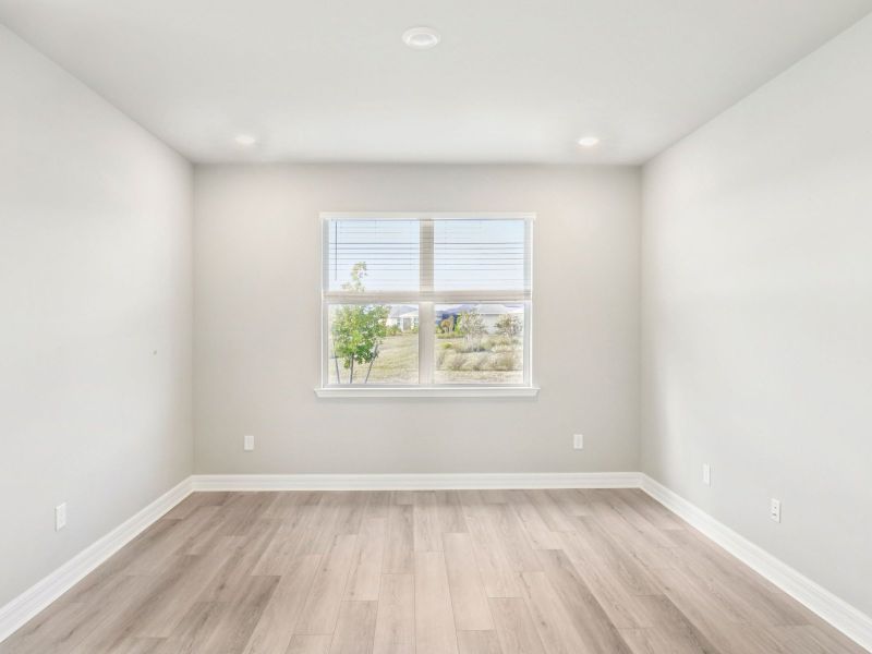 Spacious, unfurnished interior of a new home in Crescent Lakes - Reserve Series, Punta Gorda (Image 12).