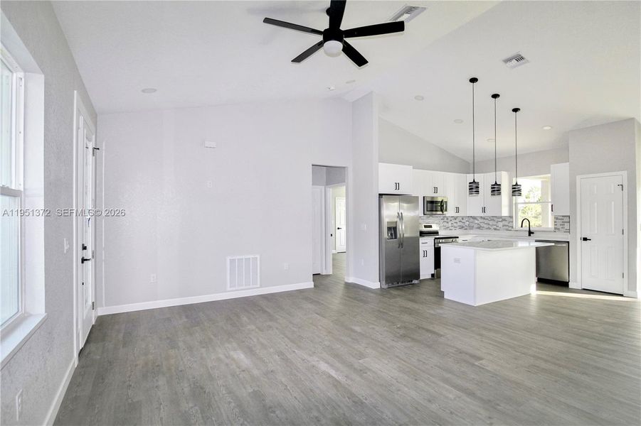Spacious, unfurnished interior of a new home in , Sebring (Image 17).