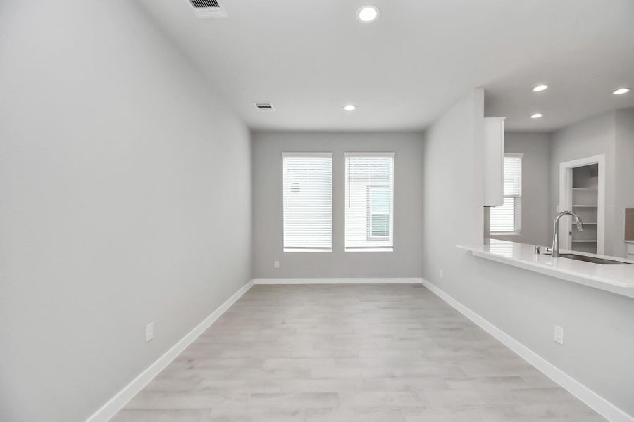Spacious, unfurnished interior of a new home in Olympia Fields, Fresno (Image 18).