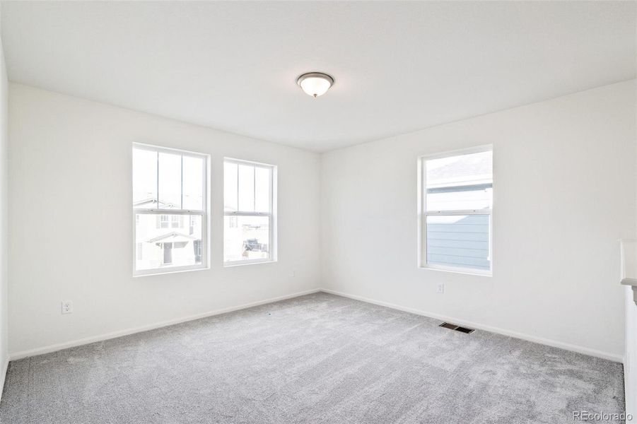 Spacious, unfurnished interior of a new home in Turnberry, Commerce City (Image 35).