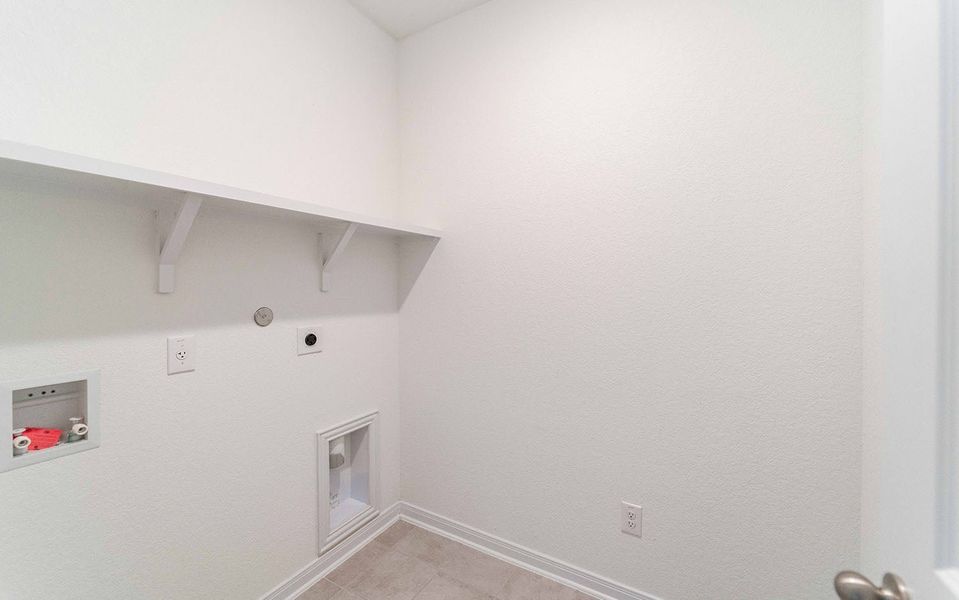 Spacious, unfurnished interior of a new home in Hunter's Ranch, San Antonio (Image 16).