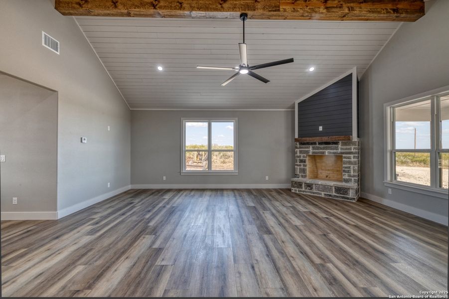 Spacious, unfurnished interior of a new home in , Uvalde (Image 16).
