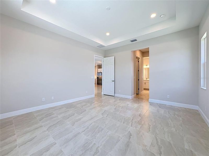 Spacious, unfurnished interior of a new home in Watercolor Place, Bradenton (Image 37).