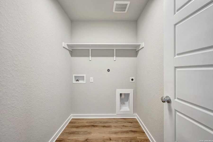 Spacious, unfurnished interior of a new home in Winding Brook, San Antonio (Image 46).