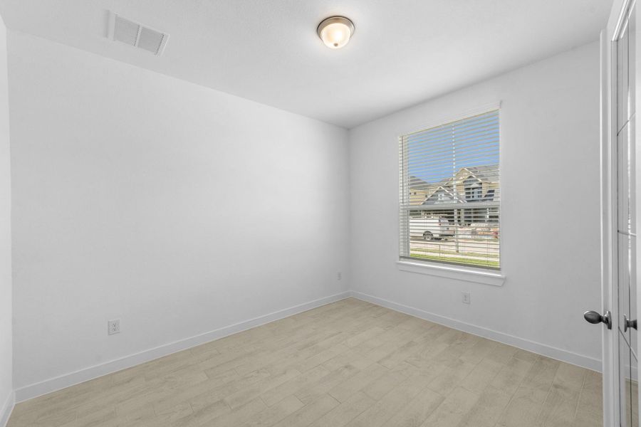 Spacious, unfurnished interior of a new home in Huntington Place, Rosharon (Image 16).