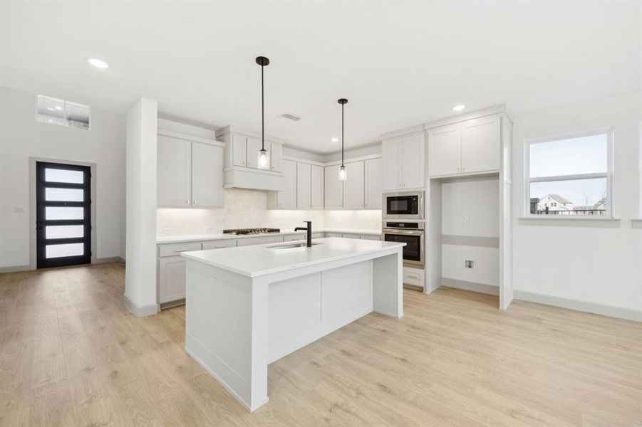 Welcome into your dream home featuring a fantastic chef inspired kitchen! Welcome into your dream home featuring a fantastic chef inspired kitchen!