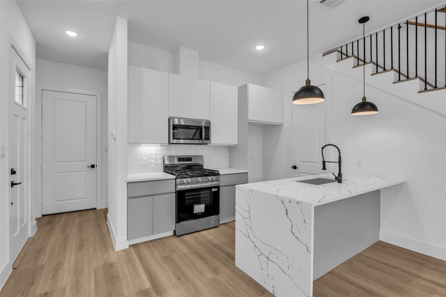 Gas cooking, Large Quartz waterfall island with bar seating. Large walk in Pantry Gas cooking, Large Quartz waterfall island with bar seating. Large walk in Pantry