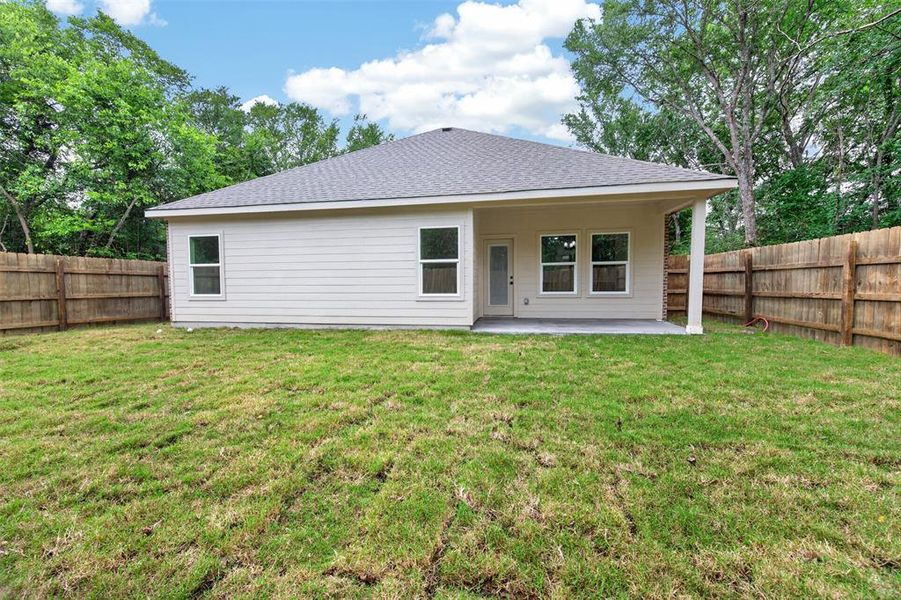 Exterior details and patio area of a home in , Mabank (Image 3).