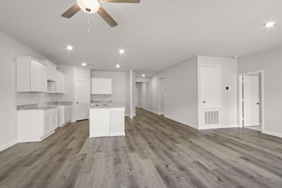 Spacious, unfurnished interior of a new home in Crockett Meadows, Cut and Shoot (Image 14).