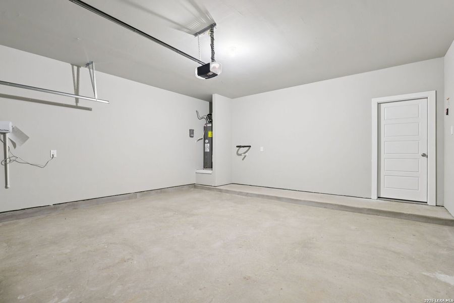 Spacious, unfurnished interior of a new home in Lark Canyon, New Braunfels (Image 44).