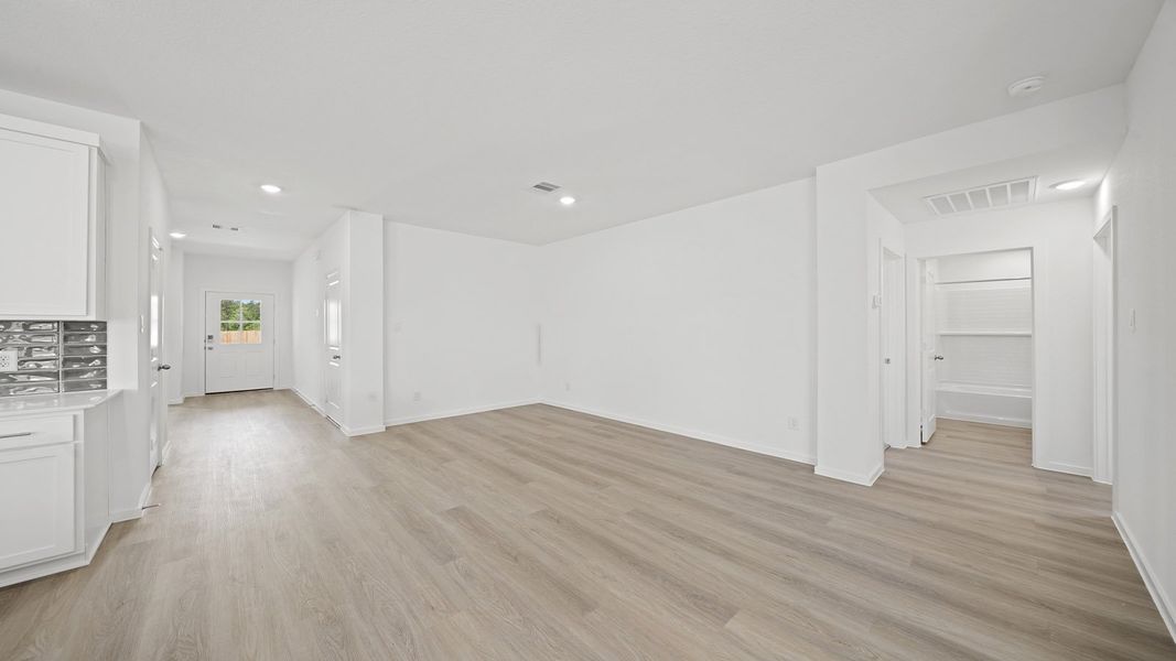 Spacious, unfurnished interior of a new home in Chapel Lakes, Montgomery (Image 15).