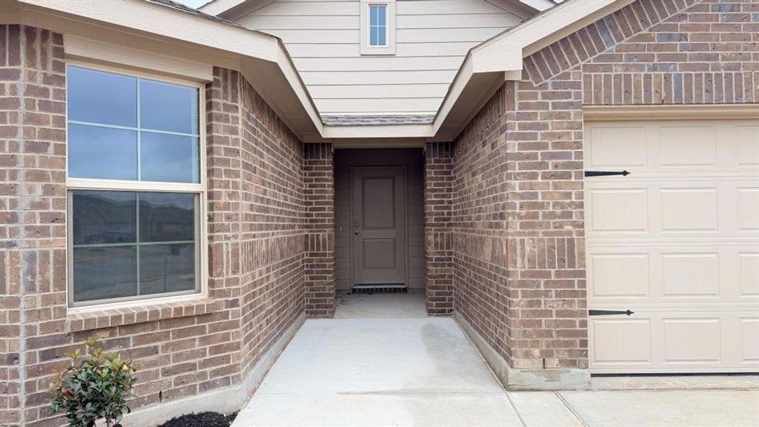 Exterior details and patio area of a home in Meadowbrook Estates, Cleburne (Image 2).