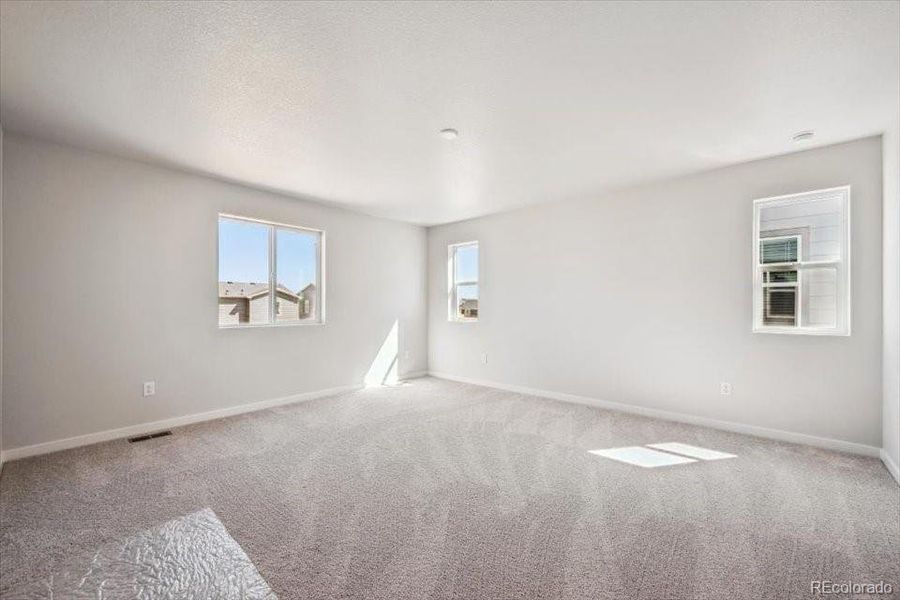 Spacious, unfurnished interior of a new home in Farmlore, Brighton (Image 17).