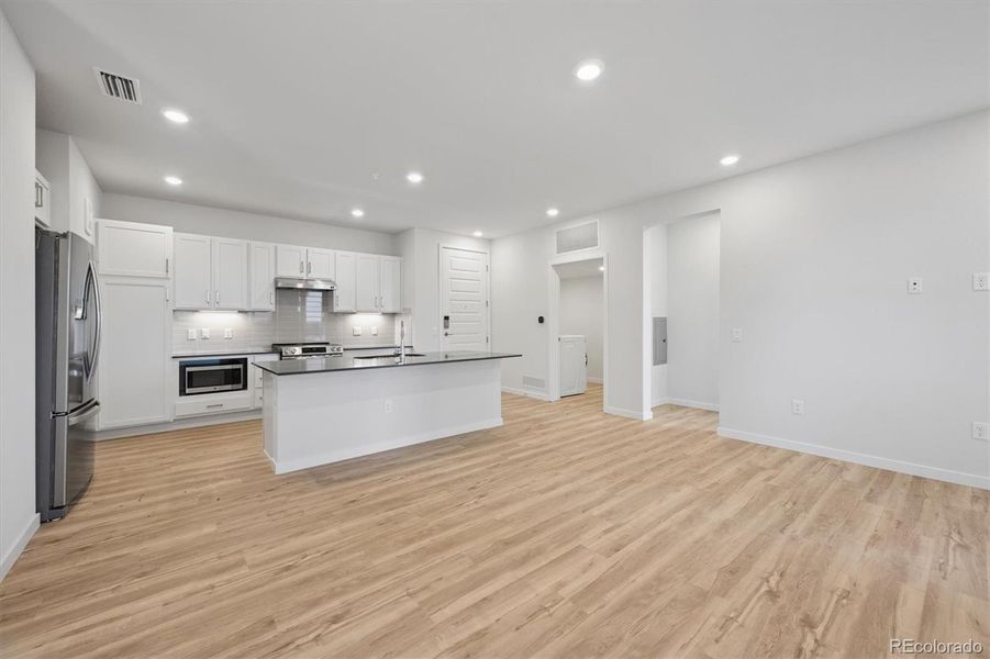 Spacious, unfurnished interior of a new home in Condo Collection at Grand Vue at Interlocken, Broomfield (Image 11).