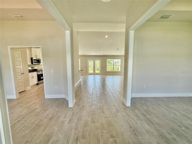 Spacious, unfurnished interior of a new home in South Gulf Cove, Port Charlotte (Image 9).