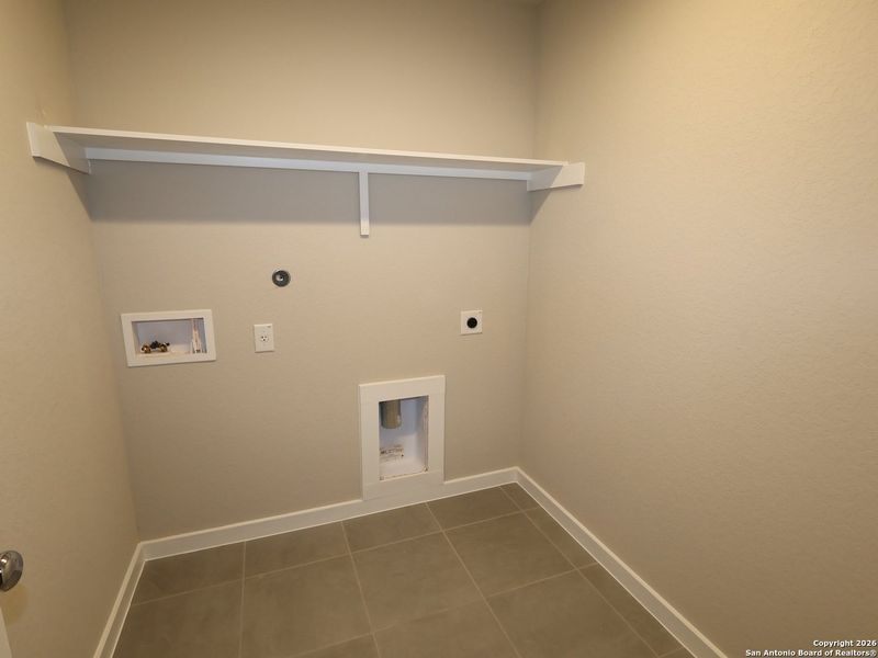 Spacious, unfurnished interior of a new home in Winding Brook, San Antonio (Image 18).