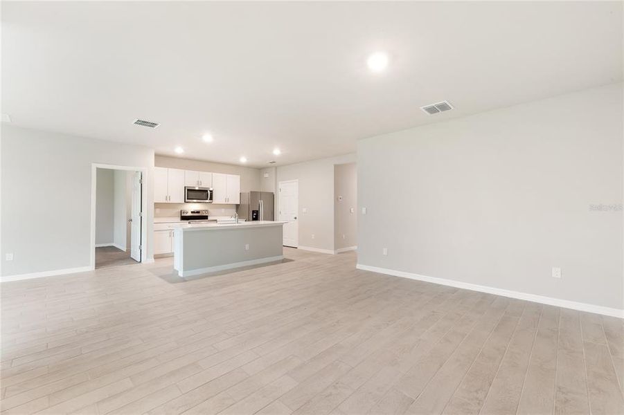 Spacious, unfurnished interior of a new home in Seagrass, Punta Gorda (Image 18).