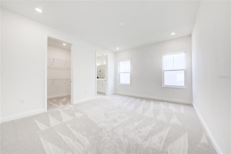 Spacious, unfurnished interior of a new home in Bungalow Walk at Lakewood Ranch, Sarasota (Image 44).