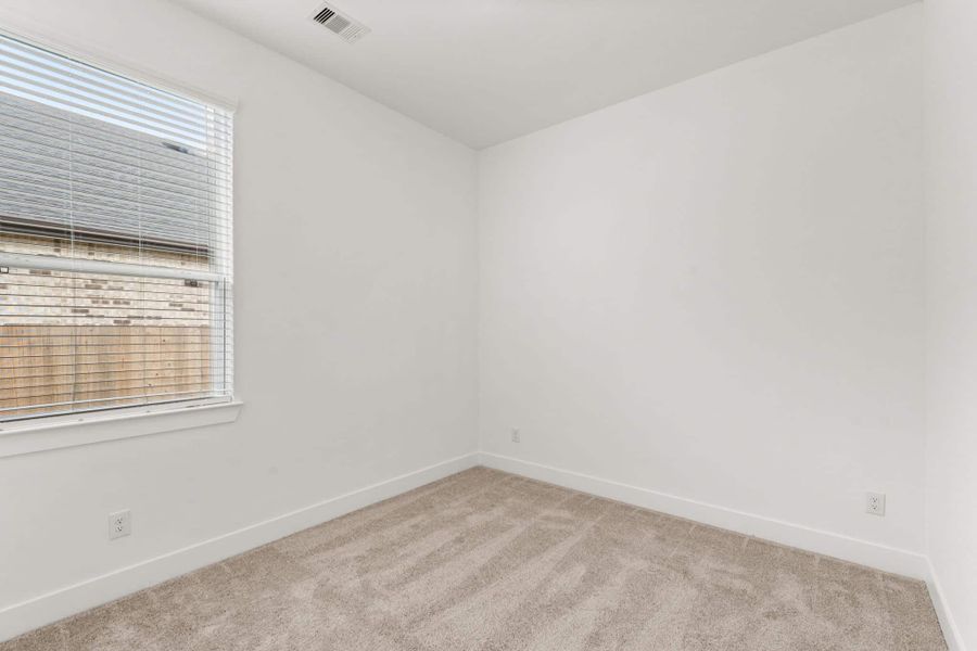 Spacious, unfurnished interior of a new home in Beacon Point, Texas City (Image 23).