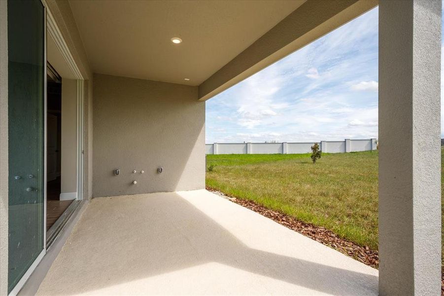 Exterior details and patio area of a home in , Winter Garden (Image 19).