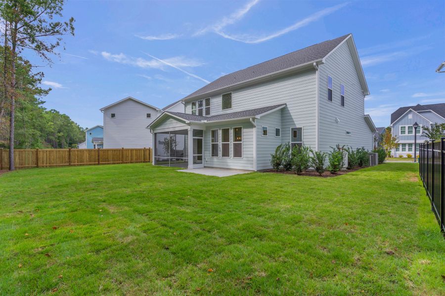 Representative exterior details of a home built from the The Hampton by RobuckHomes in Stonehenge, Raleigh (Image 60).
