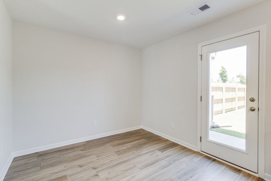 Spacious, unfurnished interior of a new home in Astoria, Columbia (Image 17).