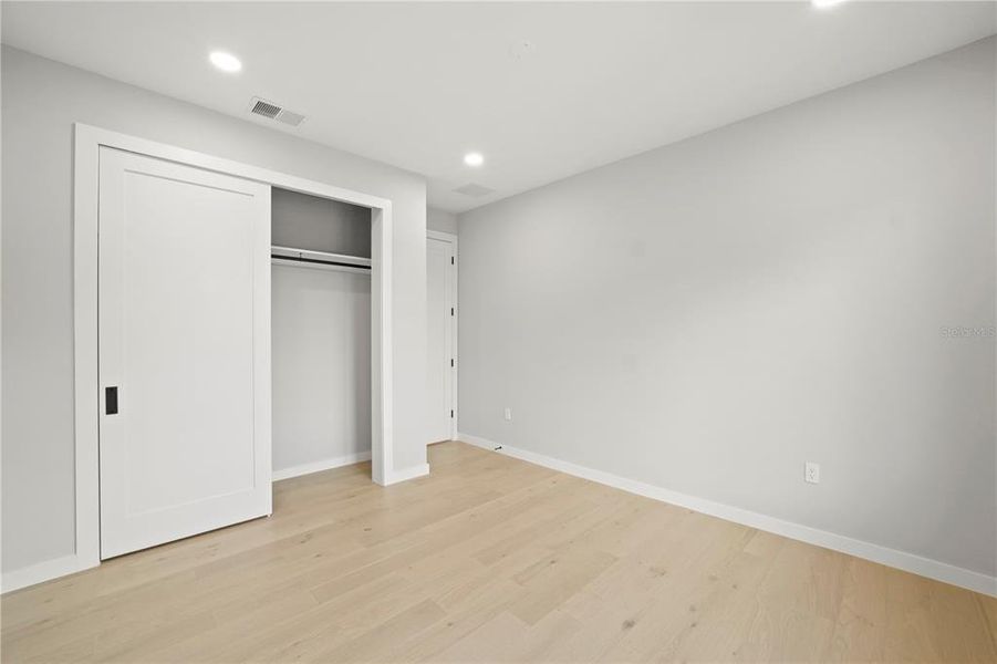 Spacious, unfurnished interior of a new home in , Orlando (Image 23).