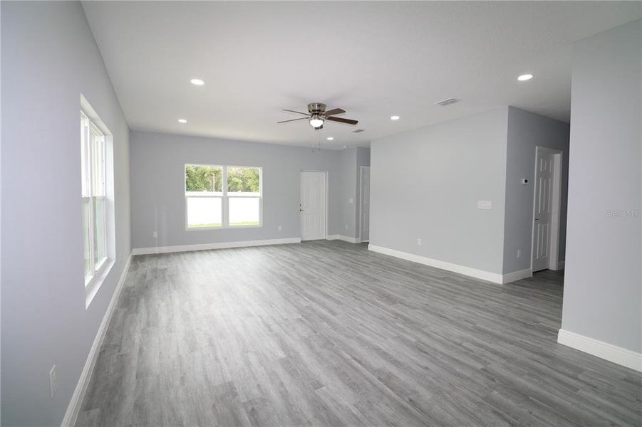 Spacious, unfurnished interior of a new home in , Tampa (Image 13).