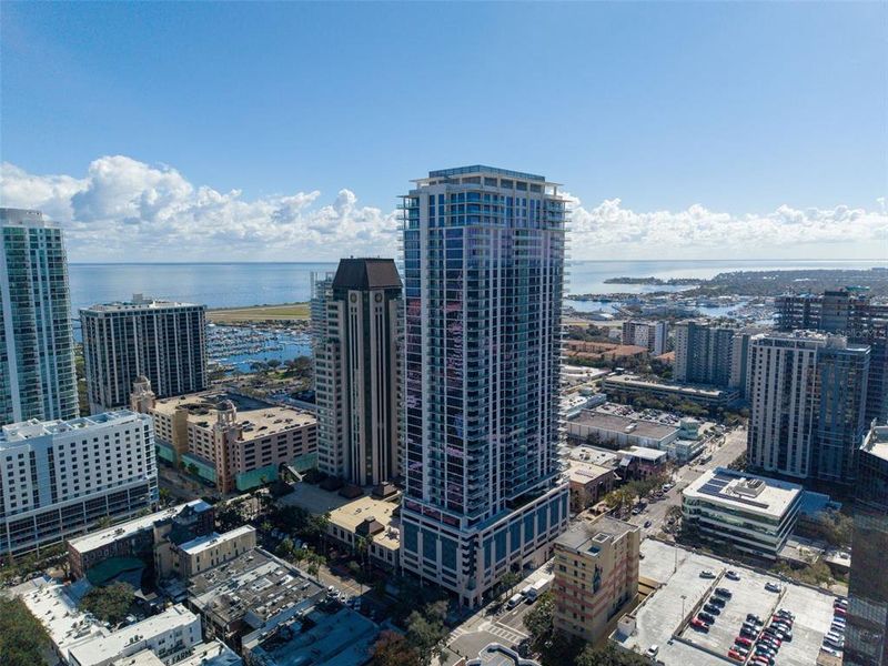 Condo located in St. Petersburg, FL showcasing its design and architecture (Image 37).