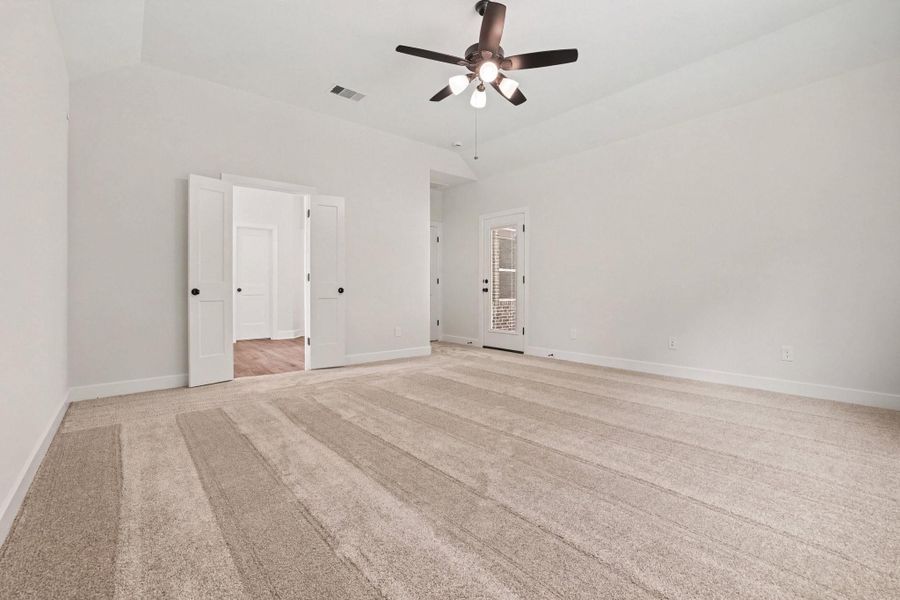Spacious, unfurnished interior of a new home in Encino Estates, Dayton (Image 24).