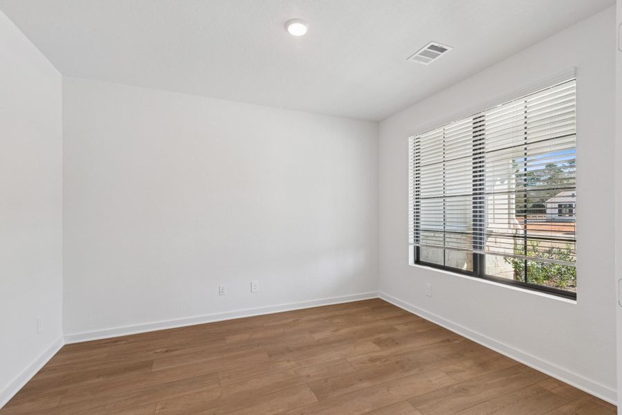 Spacious, unfurnished interior of a new home in Lone Star Landing, Montgomery (Image 25).