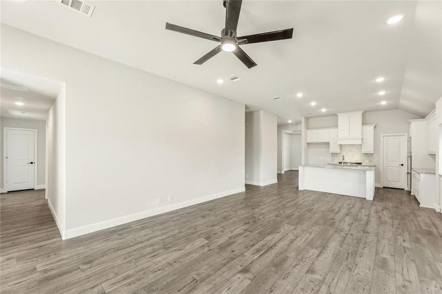 Spacious, unfurnished interior of a new home in Maplewood, Glenn Heights (Image 23).
