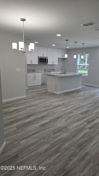 Spacious, unfurnished interior of a new home in , Jacksonville (Image 7).