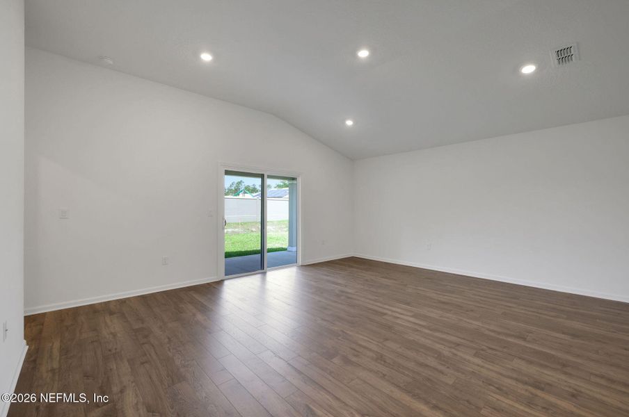 Spacious, unfurnished interior of a new home in Diamond Springs, Jacksonville (Image 37).