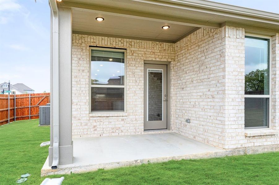 Exterior details and patio area of a home in Triple Diamond Ranch, Mansfield (Image 27).