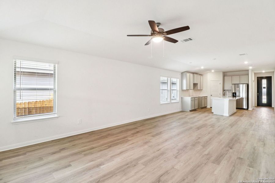 Spacious, unfurnished interior of a new home in Catalina, Converse (Image 28).