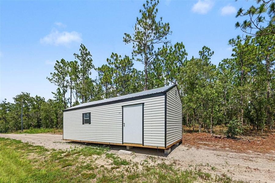 Exterior details and patio area of a home in , Dunnellon (Image 23).