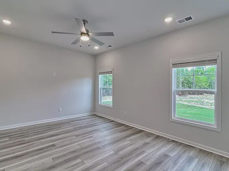 Spacious, unfurnished interior of a new home in Amber Hill, West Columbia (Image 10).