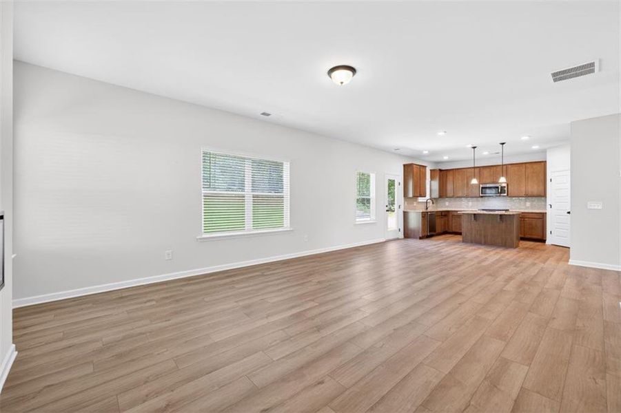 Spacious, unfurnished interior of a new home in Oakmont, Dallas (Image 29).