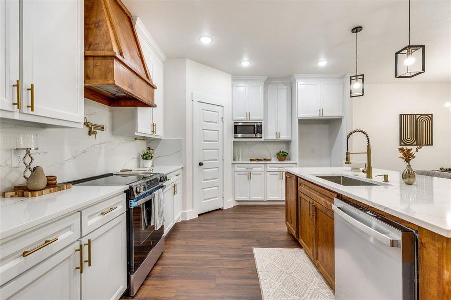 Furnished interior view inside a new home in , Fort Worth (Image 5).