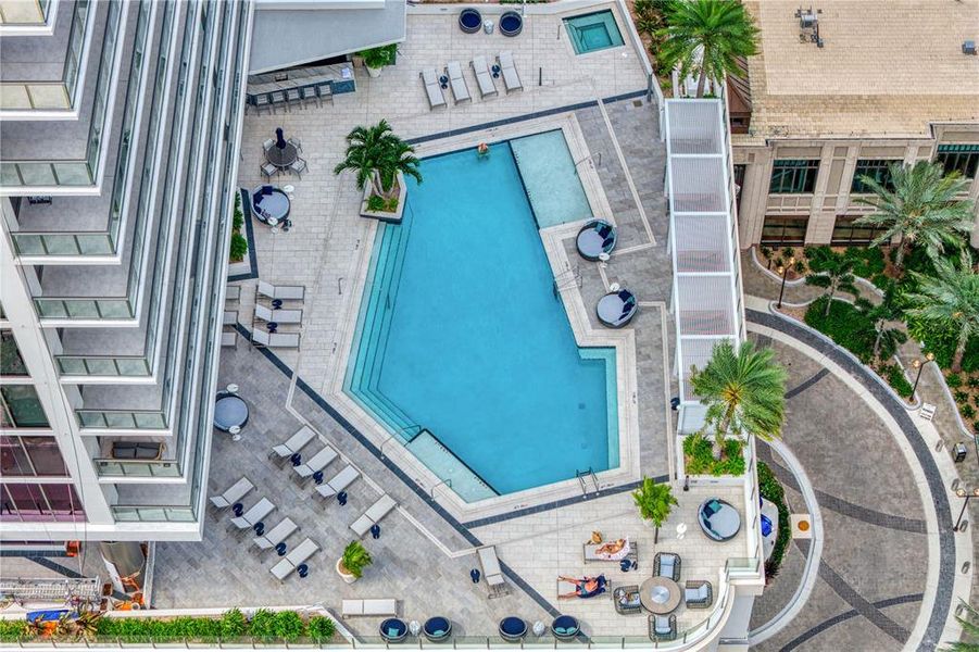 Condo located in St. Petersburg, FL showcasing its design and architecture (Image 5).