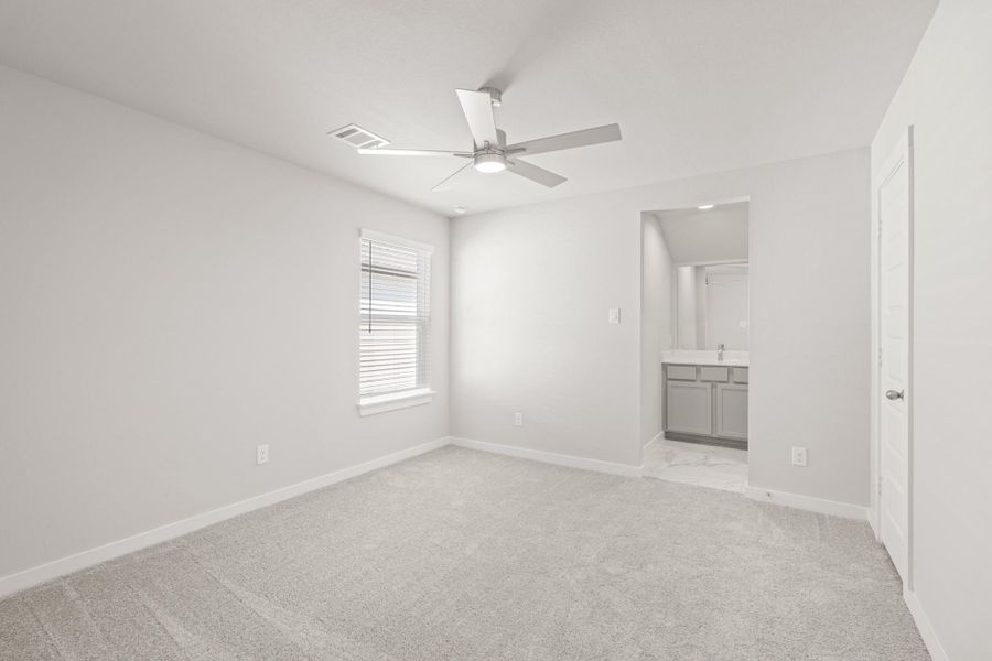 Spacious, unfurnished interior of a new home in Sunterra, Katy (Image 7).