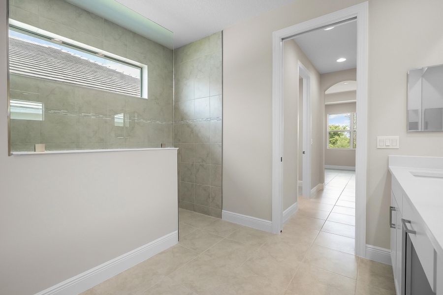 Master Bath | 12507 SW Sunrise Lake Terrace