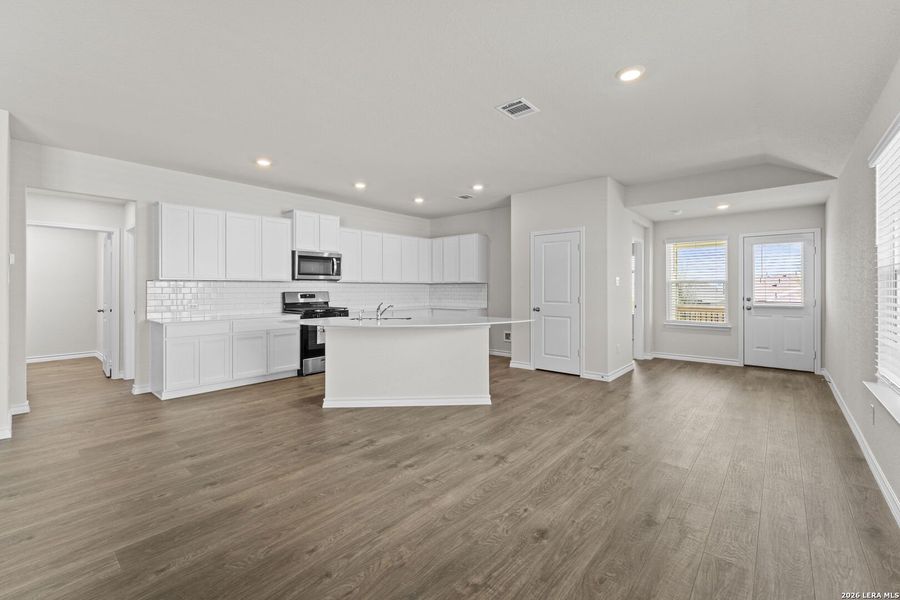 Spacious, unfurnished interior of a new home in Langdon, San Antonio (Image 23).
