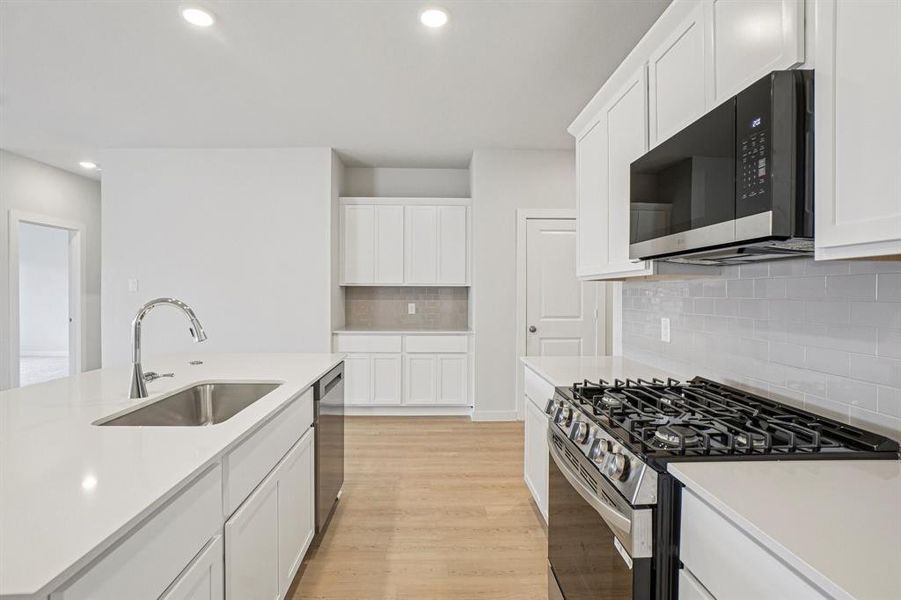Furnished interior view inside a new home in Lone Oak, Alvarado (Image 16).