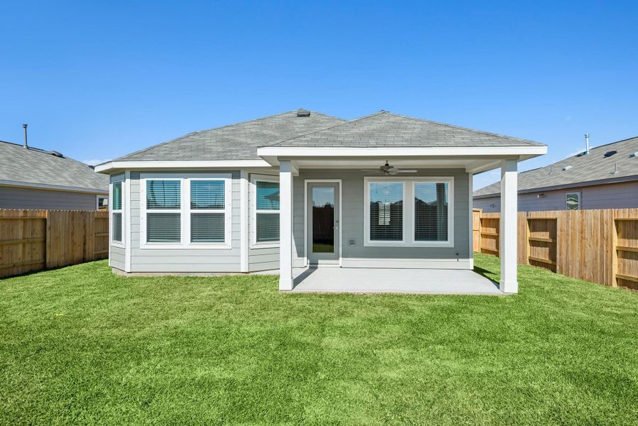 Exterior details and patio area of a home in Ambrose, La Marque (Image 3).